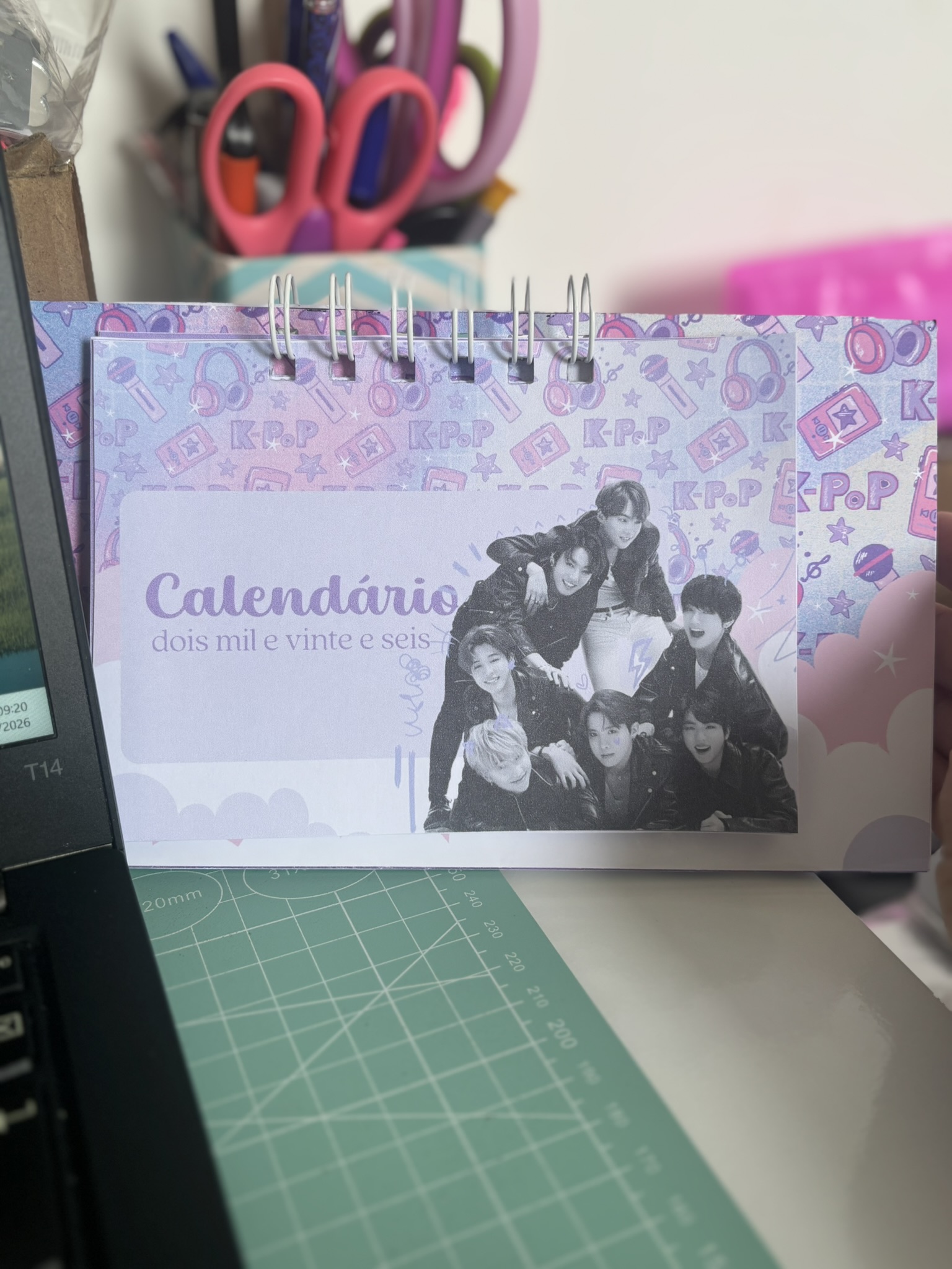 Calendário de mesa BTS